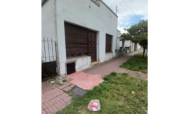 VENTA CASA 3 AMB. ENTRADA P/ VEHICULOS, DEPOSITO O TALLER, PARQUE
