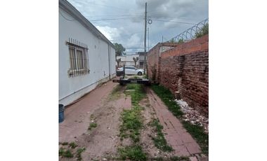 VENTA CASA 3 AMB. ENTRADA P/ VEHICULOS, DEPOSITO O TALLER, PARQUE