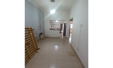 VENTA CASA 3 AMB. ENTRADA P/ VEHICULOS, DEPOSITO O TALLER, PARQUE