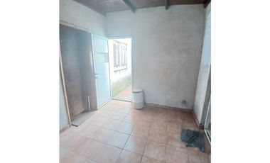 VENTA CASA 3 AMB. ENTRADA P/ VEHICULOS, DEPOSITO O TALLER, PARQUE