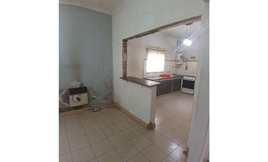 VENTA CASA 3 AMB. ENTRADA P/ VEHICULOS, DEPOSITO O TALLER, PARQUE