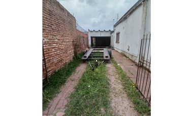 VENTA CASA 3 AMB. ENTRADA P/ VEHICULOS, DEPOSITO O TALLER, PARQUE