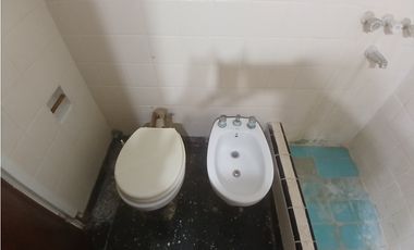 VENTA CASA 3 AMB. ENTRADA P/ VEHICULOS, DEPOSITO O TALLER, PARQUE