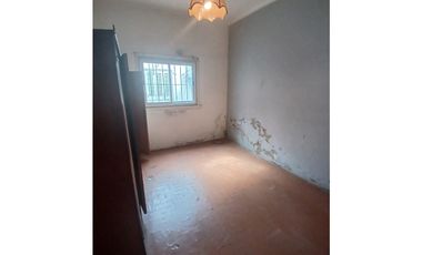 VENTA CASA 3 AMB. ENTRADA P/ VEHICULOS, DEPOSITO O TALLER, PARQUE