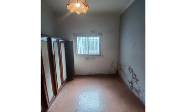 VENTA CASA 3 AMB. ENTRADA P/ VEHICULOS, DEPOSITO O TALLER, PARQUE