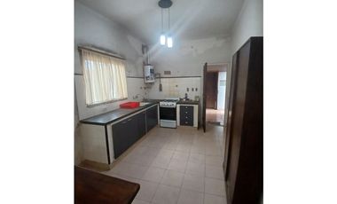 VENTA CASA 3 AMB. ENTRADA P/ VEHICULOS, DEPOSITO O TALLER, PARQUE