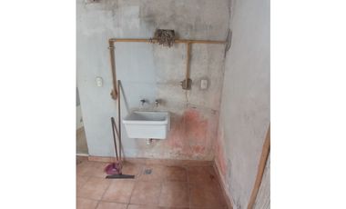 VENTA CASA 3 AMB. ENTRADA P/ VEHICULOS, DEPOSITO O TALLER, PARQUE