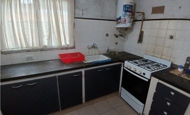 VENTA CASA 3 AMB. ENTRADA P/ VEHICULOS, DEPOSITO O TALLER, PARQUE