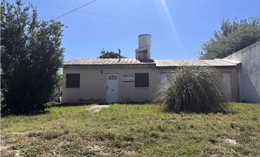 SE VENDE CASA 2 DORM. EN BARRIO PINARES - ALMAFUERTE