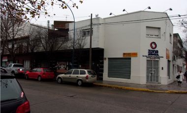 4 LOCALES MAS 3 VIV.  PATIO / TODO EN BLOCK  MORENO ESQ PAMPA