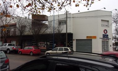 4 LOCALES MAS 3 VIV.  PATIO / TODO EN BLOCK  MORENO ESQ PAMPA