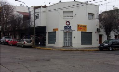 4 LOCALES MAS 3 VIV.  PATIO / TODO EN BLOCK  MORENO ESQ PAMPA
