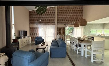 SE VENDE CASA CON BAJADA AL RIO - EN LOTEO BALCONES DEL RIO