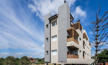 Venta Departamento frente al mar con piscina y cochera