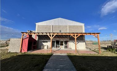 Galpón con salón de usos múltiples y Pileta Climatizada