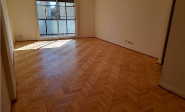 4 AMBIENTES CON DEPENDENCIA BALCON AL FRENTE - CABALLITO