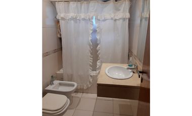 HERMOSA CASA DOS PLANTAS JARDIN CON PISCINA Y QUINCHO CON PARRILLA