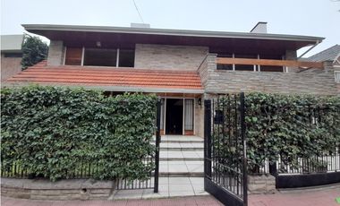 HERMOSA CASA DOS PLANTAS JARDIN CON PISCINA Y QUINCHO CON PARRILLA