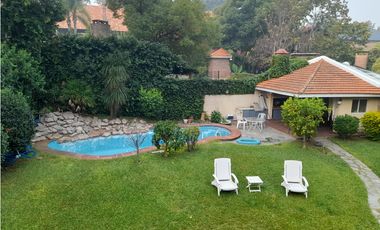 HERMOSA CASA DOS PLANTAS JARDIN CON PISCINA Y QUINCHO CON PARRILLA