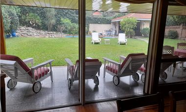 HERMOSA CASA DOS PLANTAS JARDIN CON PISCINA Y QUINCHO CON PARRILLA