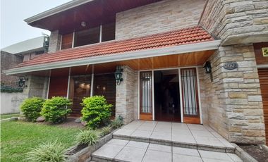 HERMOSA CASA DOS PLANTAS JARDIN CON PISCINA Y QUINCHO CON PARRILLA