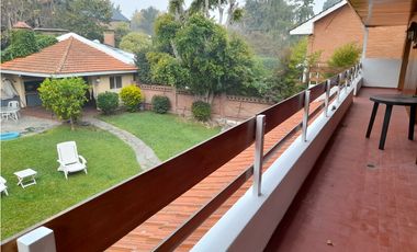 HERMOSA CASA DOS PLANTAS JARDIN CON PISCINA Y QUINCHO CON PARRILLA
