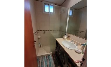 HERMOSA CASA DOS PLANTAS JARDIN CON PISCINA Y QUINCHO CON PARRILLA