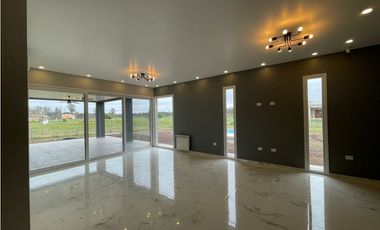 Venta Casa 4 ambientes- Club de Campo La Asuncion Lujan