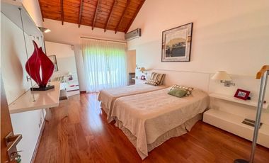 Casa sobre dos lotes en Country Club Los Cardales a la venta
