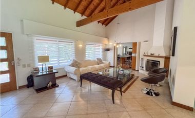 Casa sobre dos lotes en Country Club Los Cardales a la venta