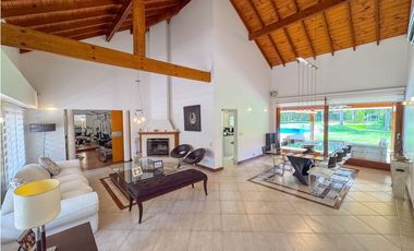 Casa sobre dos lotes en Country Club Los Cardales a la venta