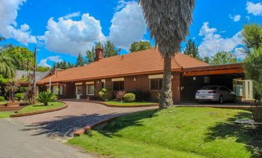 Casa sobre dos lotes en Country Club Los Cardales a la venta