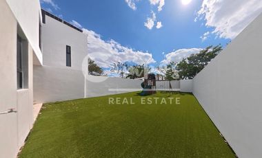 Casa de 2 piso, 3 recamaras en privada en Cholul Merida  Entrega inmediata