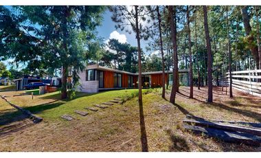 Vendo Moderna Casa  en Pinamar – Zona lamos – Diseño y Confort