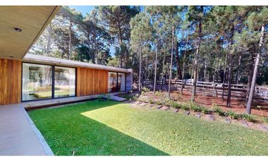 Vendo Moderna Casa  en Pinamar – Zona lamos – Diseño y Confort