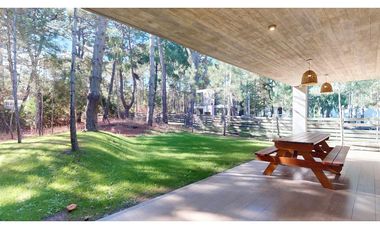 Vendo Moderna Casa  en Pinamar – Zona lamos – Diseño y Confort
