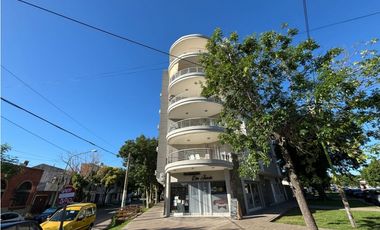 Departamento sobre Lavalle y French a la venta
