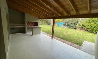 VENDO CASA A ESTRENAR  4 AMB EN ALAMOS PINAMAR