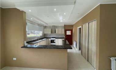 VENDO CASA A ESTRENAR  4 AMB EN ALAMOS PINAMAR