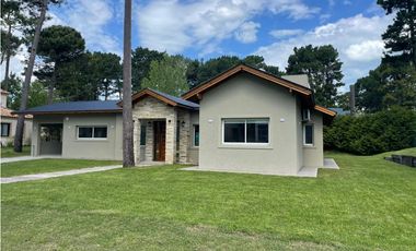 VENDO CASA A ESTRENAR  4 AMB EN ALAMOS PINAMAR