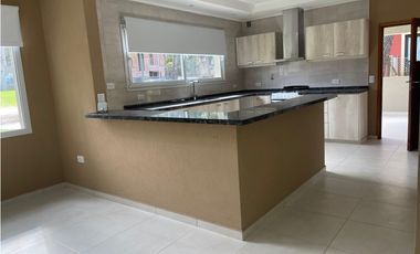 VENDO CASA A ESTRENAR  4 AMB EN ALAMOS PINAMAR