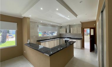 VENDO CASA A ESTRENAR  4 AMB EN ALAMOS PINAMAR