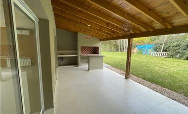 VENDO CASA A ESTRENAR  4 AMB EN ALAMOS PINAMAR
