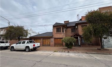 Excelente chalet con amplio patio, piscina y quincho