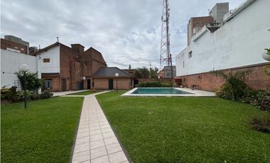 Excelente chalet con amplio patio, piscina y quincho