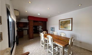 Excelente chalet con amplio patio, piscina y quincho