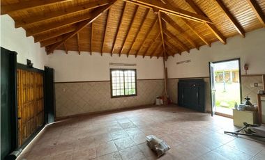 Excelente chalet con amplio patio, piscina y quincho