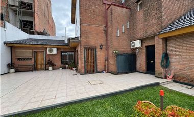 Excelente chalet con amplio patio, piscina y quincho