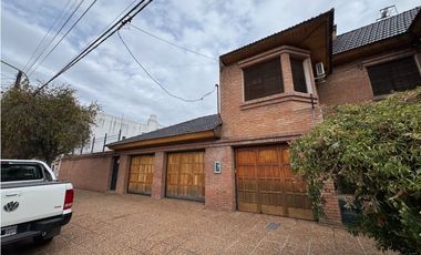 Excelente chalet con amplio patio, piscina y quincho