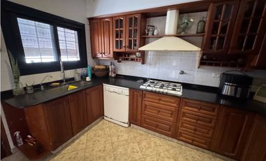 Excelente chalet con amplio patio, piscina y quincho